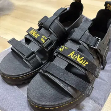 [새상품] Dr.Martens PEARSON 멀티 스트랩 샌들 UK9