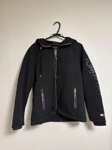 TOMMY HILFIGER 후드 부착 블랙 자켓