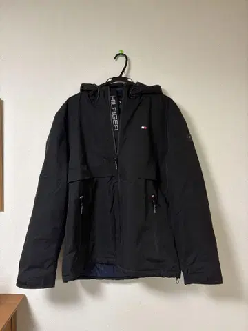TOMMY HILFIGER 블랙 후드 부착 자켓