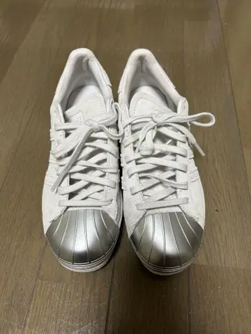 연한 그레이 스웨이드 스니커즈 실버