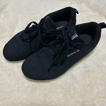 Reebok 블랙 스니커즈