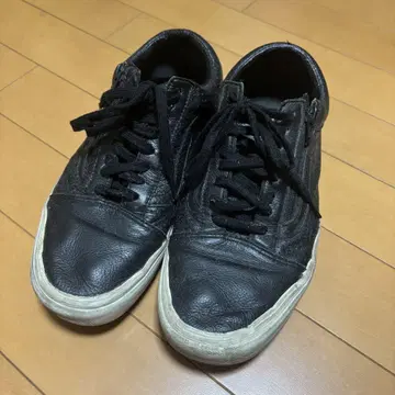 VANS 블랙 가죽 스니커즈 25.5cm