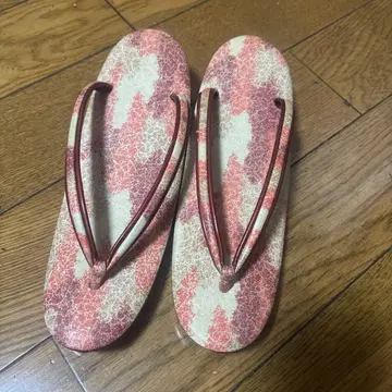 빨간색과 크림색 무늬의 통굽 조리