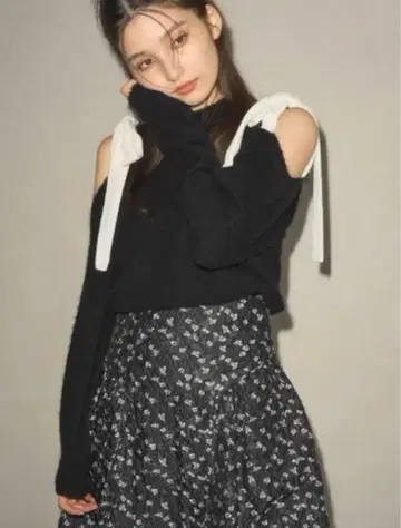LILY BROWN 숄더 리본 니트탑 블랙