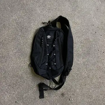엄브로 슬링백 블랙