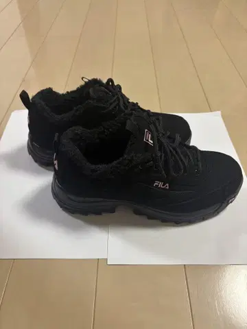 FILA 블랙 퍼 스니커즈