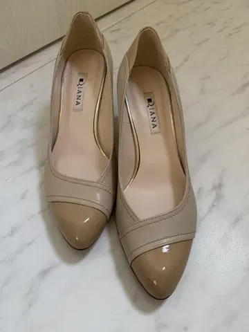새상품급 DIANA 다이애나 베이지 토캡 펌프스