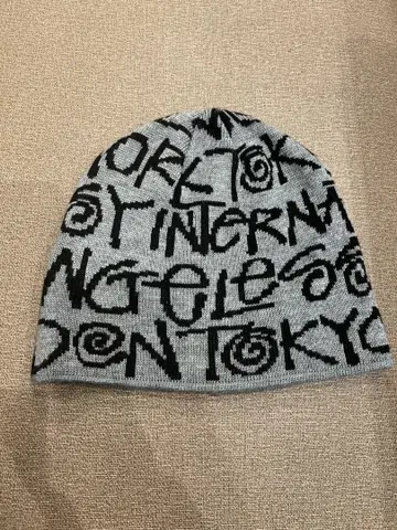 그레이 문자 패턴 니트 모자 S 로고 택