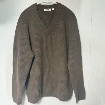 다크 브라운 V넥 리브 스웨터