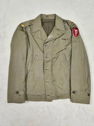 실물 M41 필드 자켓 에어본 패치 부착