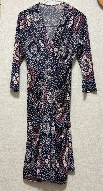 EGERIE 에제리 네이비 계열 꽃무늬 3/4 소매 랩 원피스