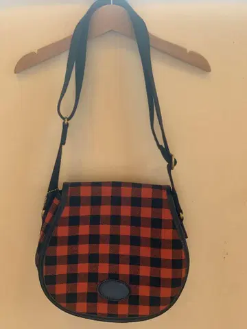 오렌지와 블랙 체크 무늬 숄더백
