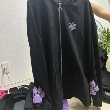 블랙 후드티 보라색 손톱 자국