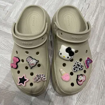 Crocs 키티 참 포함