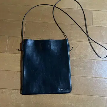 블랙 가죽 사코슈