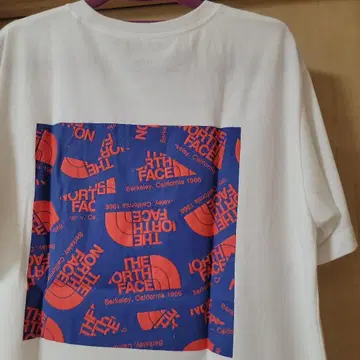 새상품급! THE NORTH FACE 화이트 스티커 하프 돔 T셔츠