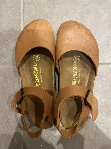 BIRKENSTOCK 브라운 가죽 샌들