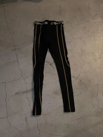 SKINS 블랙/골드 레깅스 M
