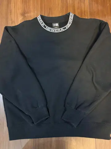 NEWERA 블랙 크루넥 맨투맨