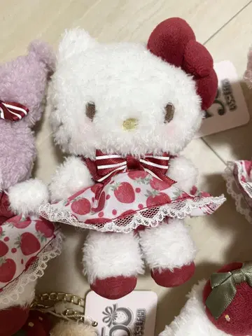 메종 드 플뢰르 산리오 딸기신문 참 키티 봉제 인형