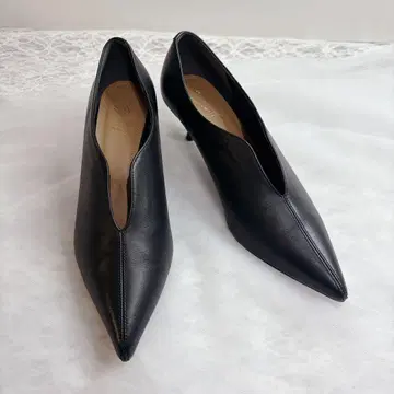 컨디션 최상 다니엘라&젬마 스틸레토 펌프스 V컷 블랙 23.5cm