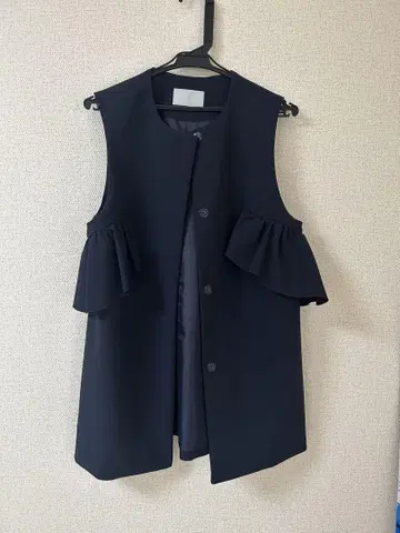 프릴 달린 네이비 베스트