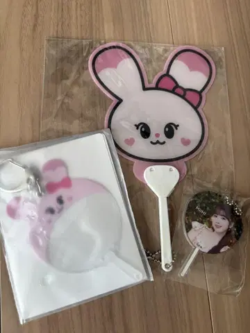 NiziU 부채형 캔뱃지 커버 키링