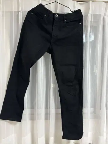 슬림핏 블랙 데님 팬츠