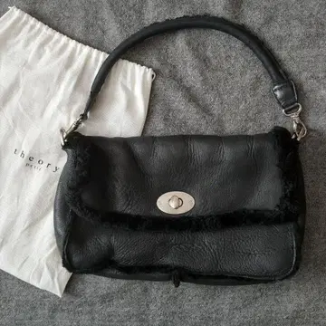 미사용 띠어리 블랙 무스탕 숄더백