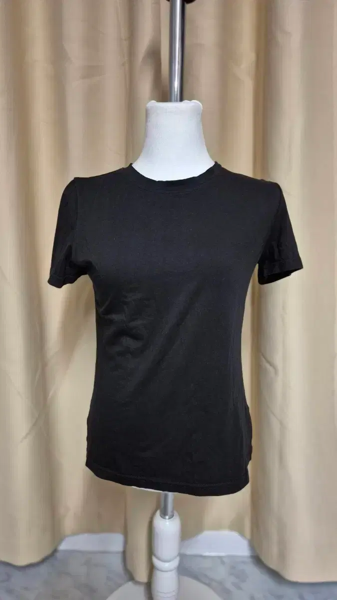 Black short-sleeved t-shirt, plain basic tee