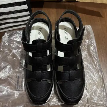 블랙 통굽 스트랩 샌들