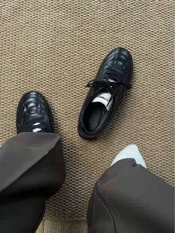블랙 가죽 스니커즈