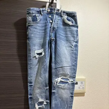 데미지 가공 라이트 블루 스키니 데님