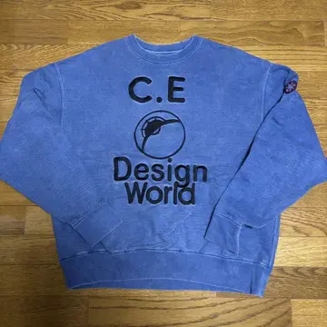 C.E DESIGN WORLD CREW NECK 맨투맨