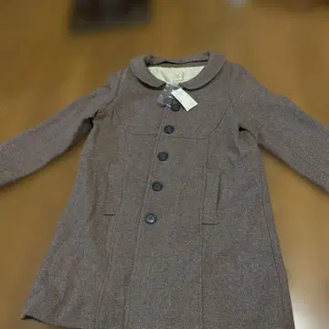 브라운 버튼 달린 롱 코트 105