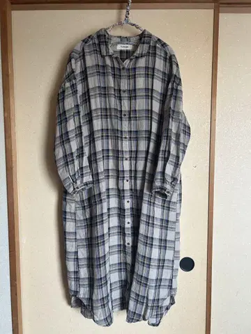 [ 새상품급 ] tumugu 뒷모습도 귀여운 린넨 체크 무늬 셔츠OP