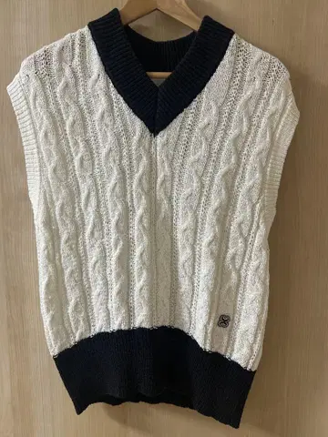 [ SATUR ] 세터 화이트 베스트 로고 자수 한국