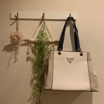 GUESS 화이트 백 네이비 핸들