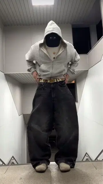 짧은 기장 지퍼 후드티