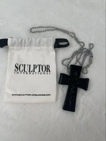 SCULPTOR 블랙 가죽 십자가 목걸이