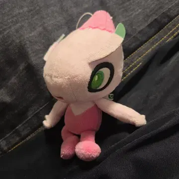 색이 다른 세레비 봉제 인형 본체