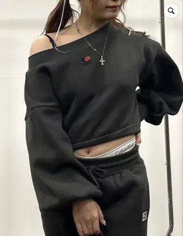 오프숄더 크롭 맨투맨 블랙