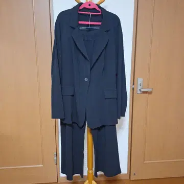 블랙 셋업 자켓과 팬츠