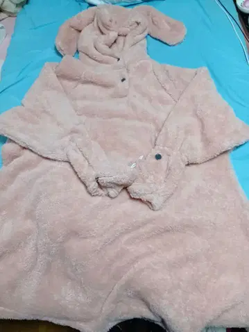 토끼 귀 달린 핑크 룸웨어
