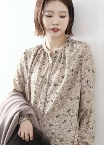 LaTotalite 나시지 프린트 개더 넥 롱 슬리브 블라우스