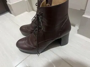 키다리 아저씨 레이스업 가죽 부츠 다크 브라운