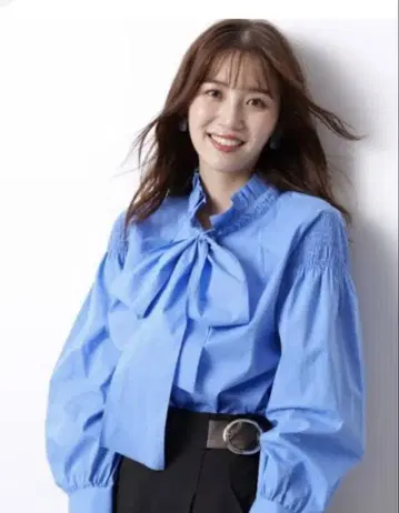 JUSGLITTY 프릴 보타이 블라우스
