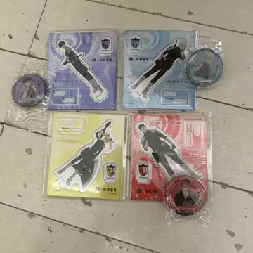 아크릴 스탠드와 캔뱃지 세트