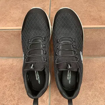 SKECHERS 블랙 스니커즈