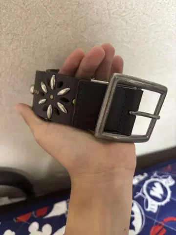 스터드 벨트 유행 HTC 스타일